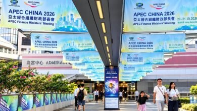 10月20~21日，第33届亚太经济合作组织（APEC）财政部长会议在香港举行，汇聚来自21个成员经济体的逾500名财金官员及国际组织代表，围绕支持民生发展的财政政策、数字基础设施融资、普惠金融及青年财经人才交流等议题展开讨论。这是香港首次承办APEC财长会，也是中国第三次担任APEC东道主。香港政商界及市民对此高度关注，期待香港借助国际财金合作平台，进一步发挥连接国家与世界的金融枢纽作用。